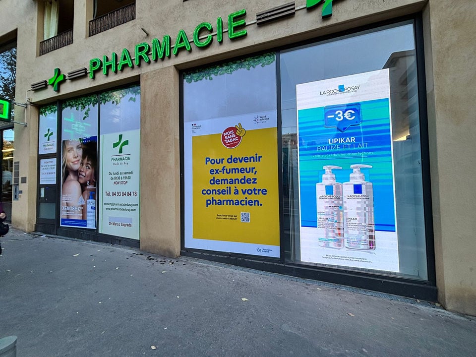 Pose d’adhésifs commerciaux